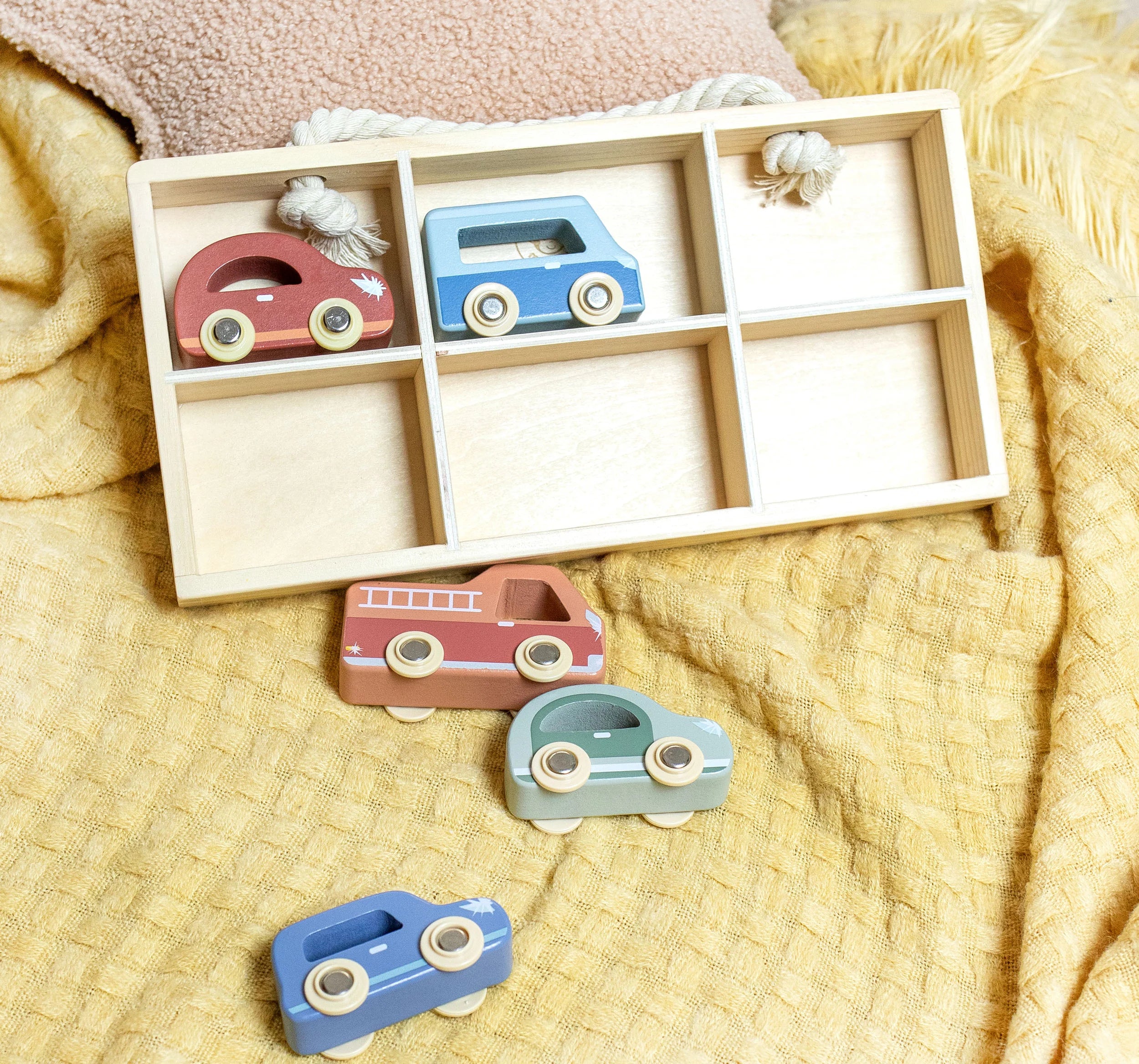 Car Display Case With 6 Vehicles by Speedy Monkey